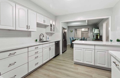 Westpark House | Cozy Backyard Retreat: Family-Friendly 4B3B with Kitchen