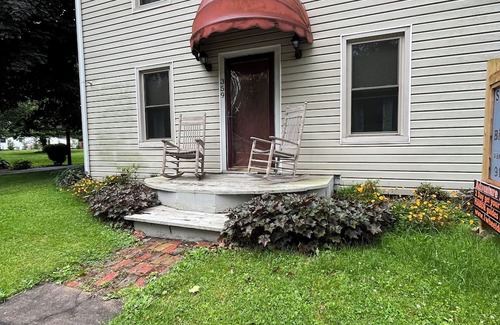 Damascus House | Pet-Friendly King Room Near VA Creeper Trail - Guest Rated 10/10