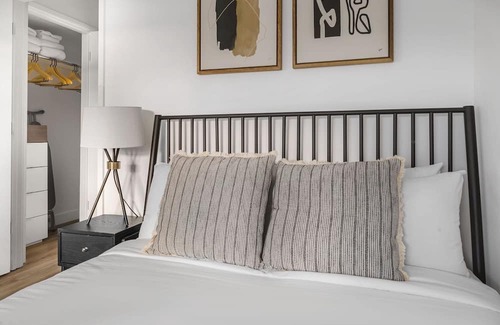 Jack London District Apartment | Stylish Oakland Studio with Pool & Breakfast, by Blueground