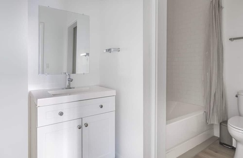 Jack London District Apartment | Stylish Oakland Studio with Pool & Breakfast, by Blueground