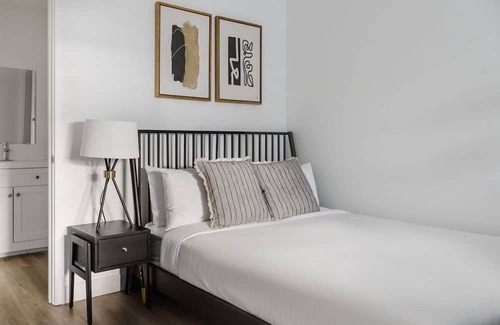 Jack London District Apartment | Stylish Oakland Studio with Pool & Breakfast, by Blueground