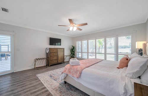 Lutz House | Escape to Bluewater Beach for Summer Vibes & Lake Views!