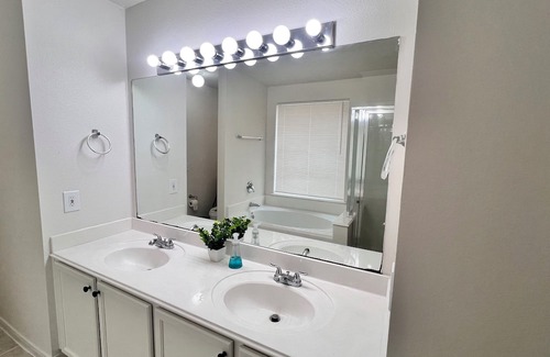 Atascocita House | Cozy Getaway at The Wisteria House - Pet & Child Friendly