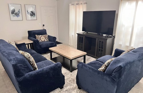 Atascocita House | Cozy Getaway at The Wisteria House - Pet & Child Friendly