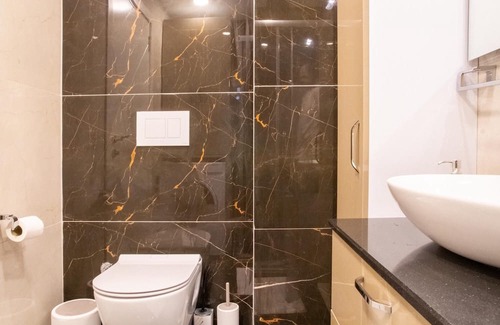 Kadnlar Denizi Mahallesi Apartment | Beachside Condo with Pool and Kitchen in Kusadasi