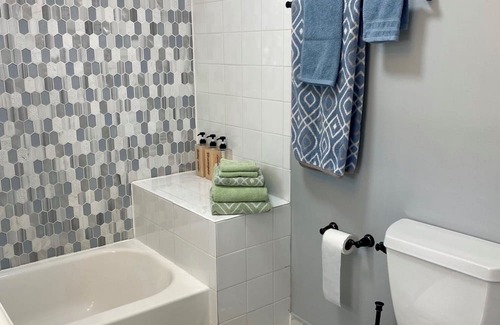 East Naples Cottage | Cozy Mango Tree Cottage Near Old Naples and the Beach