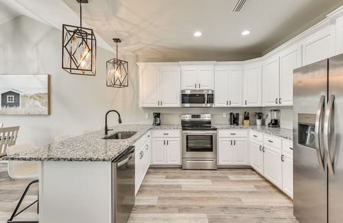 Dothan House | Modern Dothan Retreat with Spa & Kitchen Near Downtown
