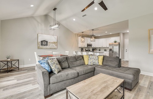 Dothan House | Modern Dothan Retreat with Spa & Kitchen Near Downtown