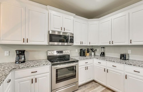 Dothan House | Modern Dothan Retreat with Spa & Kitchen Near Downtown
