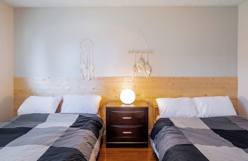 Niagara Falls Cottage | Riverview Cottage Near Niagara Falls with Private Dock