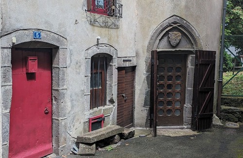Besse-en-Chandesse House | Cozy Medieval Gite la Pinoudière in Besse for Families
