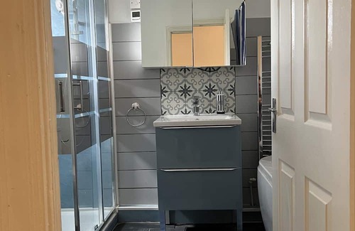 Westcliff-on-Sea Apartment | Cozy Double Bedroom with Shared Bathroom & Pet-Friendly Perks