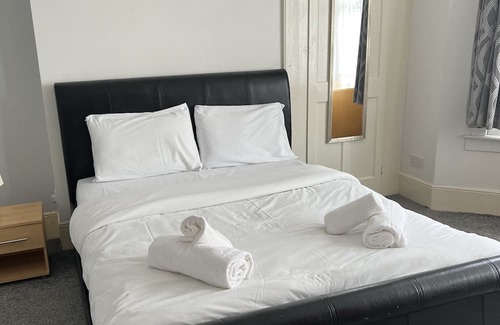 Westcliff-on-Sea Apartment | Cozy Double Bedroom with Shared Bathroom & Pet-Friendly Perks