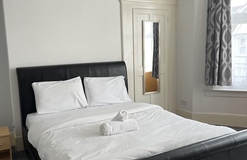 Westcliff-on-Sea Apartment | Cozy Double Bedroom with Shared Bathroom & Pet-Friendly Perks