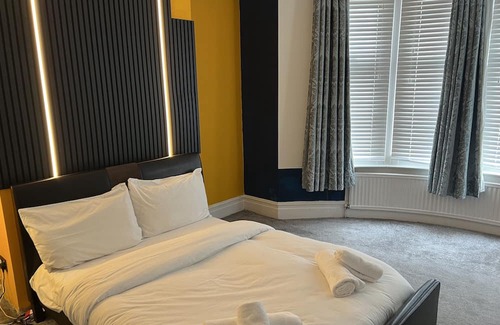 Westcliff-on-Sea Apartment | Spacious Bedroom with Shared Bathroom & Pet-Friendly Amenities