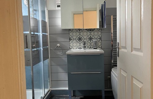 Westcliff-on-Sea Apartment | Spacious Bedroom with Shared Bathroom & Pet-Friendly Amenities