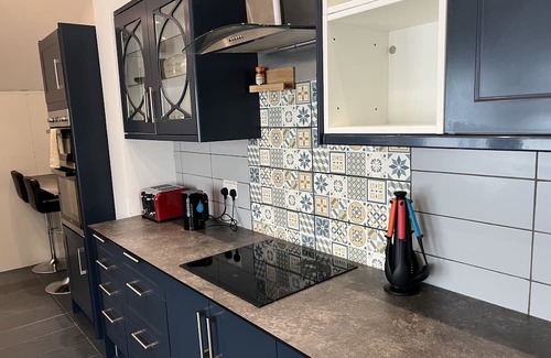 Westcliff-on-Sea Apartment | Cozy Mid-Size Bedroom with Shared Bathroom & Kitchen Access