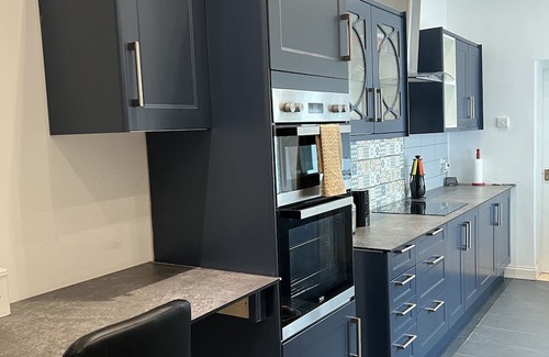 Westcliff-on-Sea Apartment | Cozy Mid-Size Bedroom with Shared Bathroom & Kitchen Access