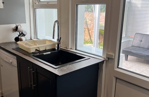 Westcliff-on-Sea Apartment | Cozy Mid-Size Bedroom with Shared Bathroom & Kitchen Access
