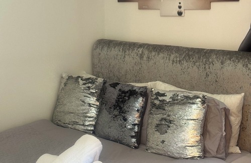 Broxbourne House | Cozy 1 Bedroom with Private Bath in Cheshunt Broxbourne