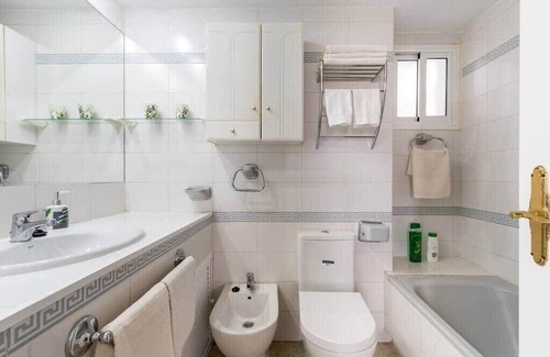 Gines Apartment | Comfortable 3-Room Apartment with Spa in Gines, Sevilla