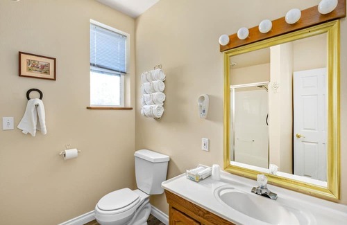 Fairfield House | Cozy Fairfield Park Inn Room #2 with Breakfast Included