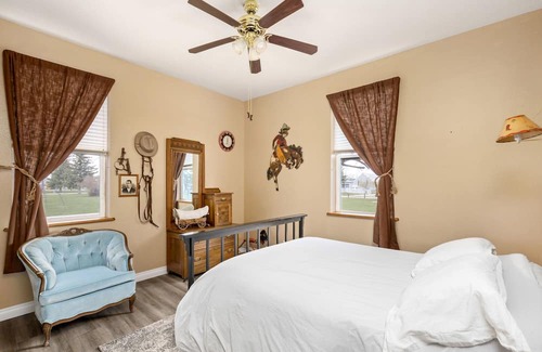Fairfield House | Cozy Fairfield Park Inn Room #2 with Breakfast Included