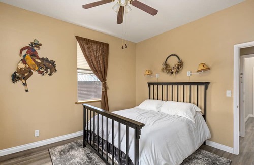 Fairfield House | Cozy Fairfield Park Inn Room #2 with Breakfast Included