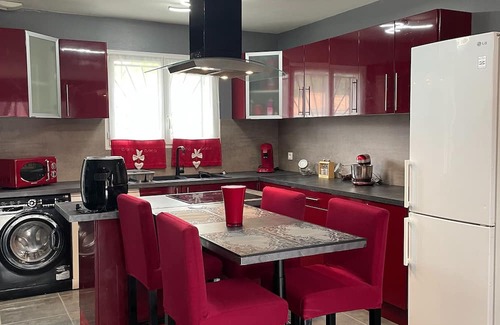 Laruscade House | Family-Friendly Gite les Placottes with Pool Near Bordeaux