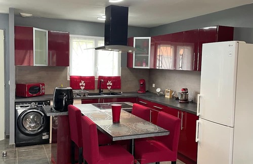 Laruscade House | Family-Friendly Gite les Placottes with Pool Near Bordeaux