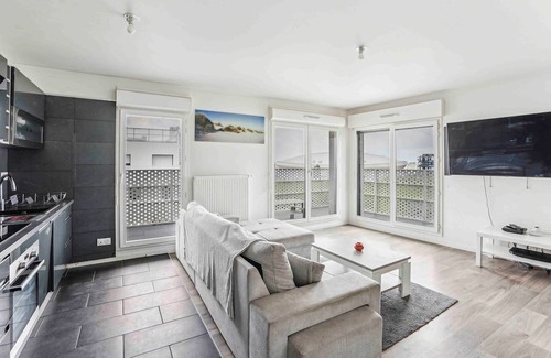 Parc-Nord Apartment | Experience La Vue sur La Défense with Spa and Breakfast
