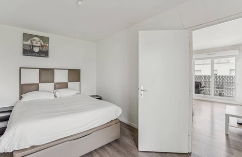 Parc-Nord Apartment | Experience La Vue sur La Défense with Spa and Breakfast