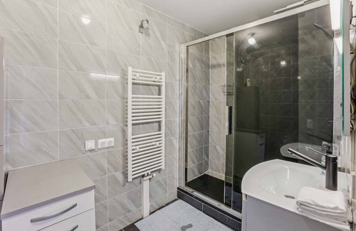 Parc-Nord Apartment | Experience La Vue sur La Défense with Spa and Breakfast