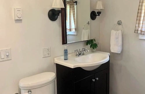 Rotterdam Junction Cottage | Scenic Lake View Cottage Near Saratoga - Pet Friendly Retreat