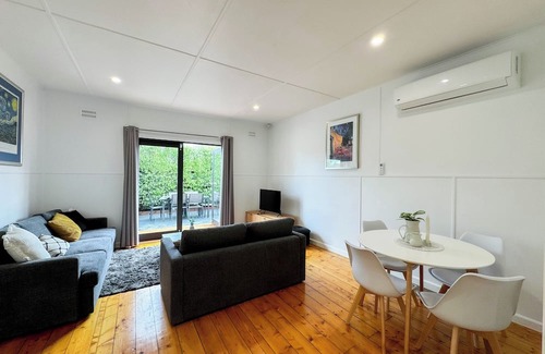 Norlane House | Peaceful Getaway: Family and Pet-Friendly Stays Await