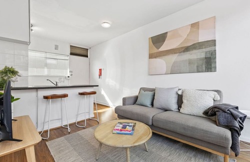 Bellevue Hill Apartment | Cozy 1BR Apartment in Bellevue Hill with Kitchen Access