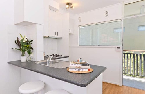 Bellevue Hill Apartment | Cozy 1BR Apartment in Bellevue Hill with Kitchen Access