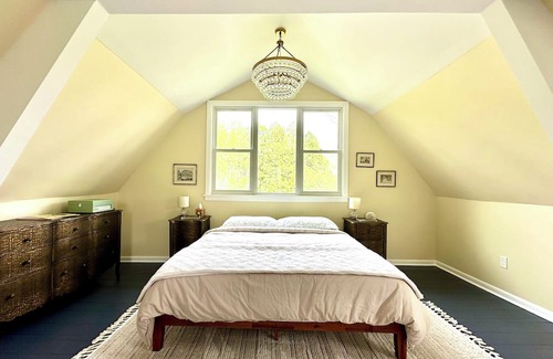 Woodstock Cottage | Woodstock Carriage House: Pet-Friendly & Steps to Town