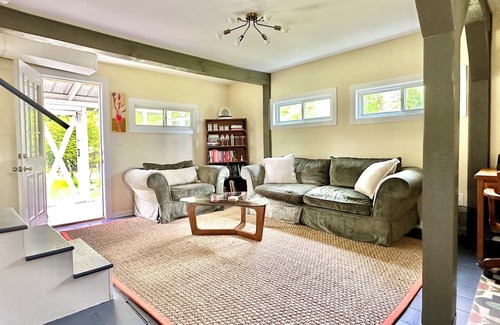 Woodstock Cottage | Woodstock Carriage House: Pet-Friendly & Steps to Town