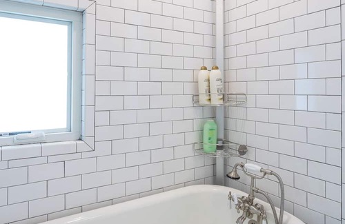 Woodstock Cottage | Woodstock Carriage House: Pet-Friendly & Steps to Town