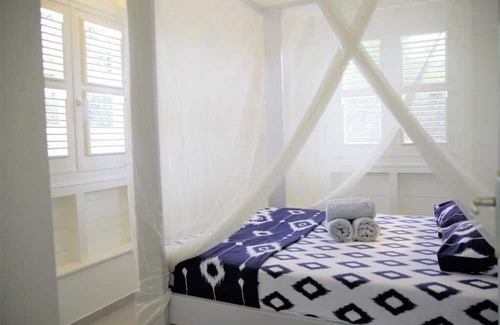 Saint-Charles House | Experience Cultural Heritage in a Modern Cabin Retreat