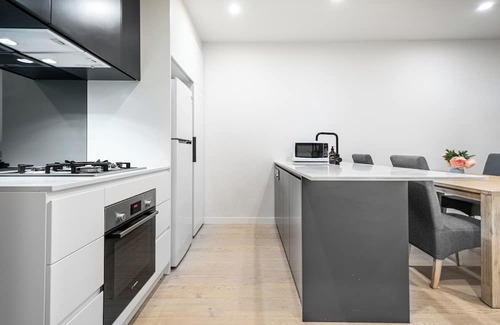 Footscray Apartment | Cozy 2-Bedroom Apartment in Footscray with Pool Access
