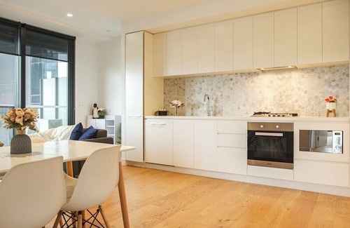 Box Hill Apartment | Cozy 2-Bedroom Apartment in Box Hill South with Pool