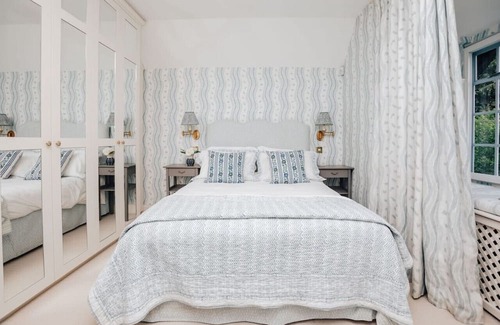 Maidensgrove House | Cozy Deer Gaze Cottage - Family and Pet Friendly Retreat