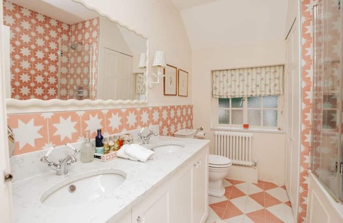 Maidensgrove House | Cozy Deer Gaze Cottage - Family and Pet Friendly Retreat