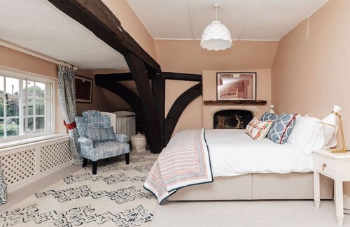 Maidensgrove House | Cozy Deer Gaze Cottage - Family and Pet Friendly Retreat