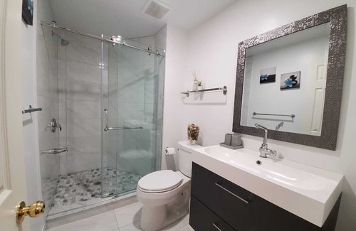 Trinity - Bellwoods Apartment | Spacious 3-Bedroom Downtown Toronto Unit Near Trinity Bellwood