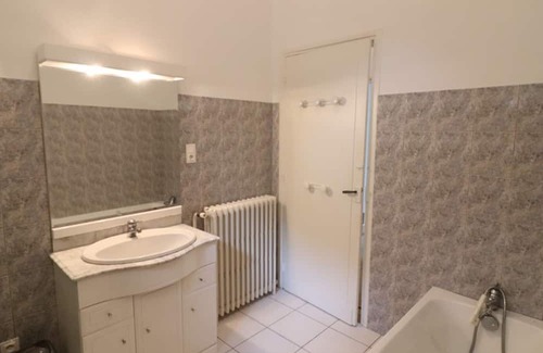Saint-Etienne-Cantales Cottage | Pet-Friendly Gite Saint-Étienne-Cantalès for 6 Guests