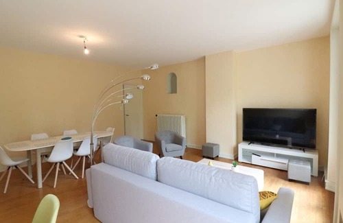 Saint-Etienne-Cantales Cottage | Pet-Friendly Gite Saint-Étienne-Cantalès for 6 Guests