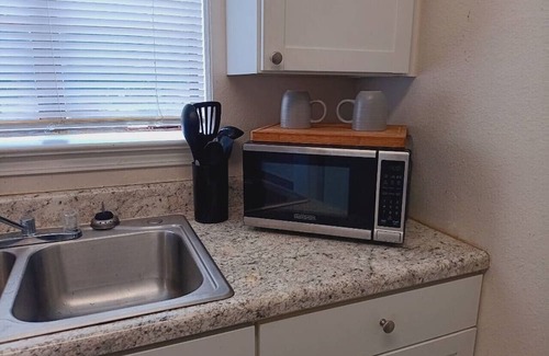 North Little Rock Condo | Cozy King Bed Apartment Near Downtown with Kitchen Access
